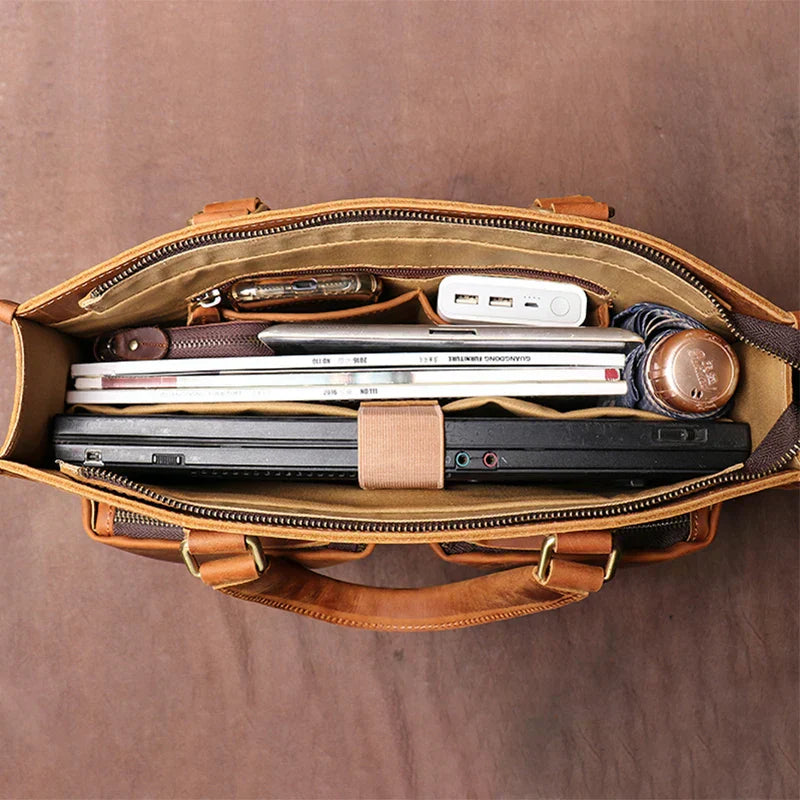 Man bär elegant vintage axelremsväska i läder. Perfekt herr arbetsväska för professionell och organiserad stil.