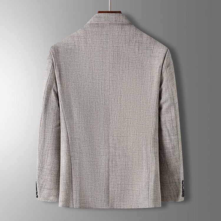 Stilren herrblazer med rak passform och kostymkrage, ett nyckelplagg för vårens och höstens mode.