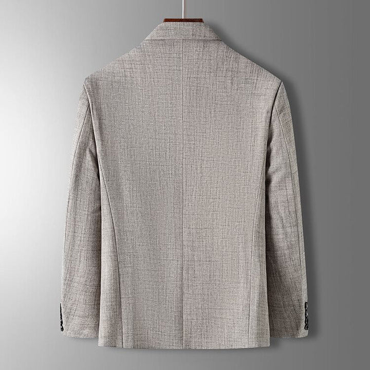 Stilren herrblazer med rak passform och kostymkrage, ett nyckelplagg för vårens och höstens mode.