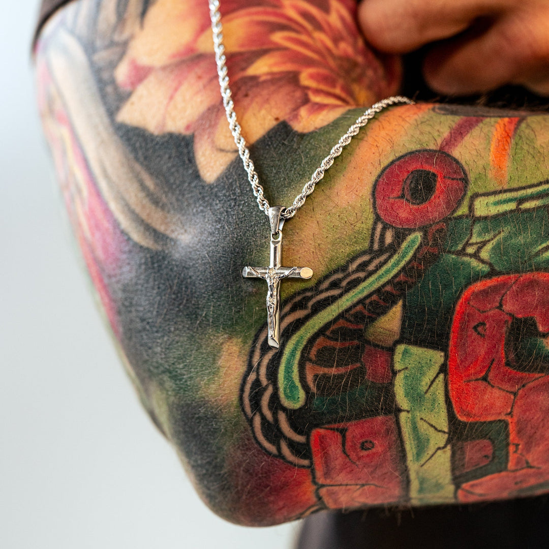 Maskulint korshalsband, stilren design i silver eller guld, uttrycker tro och personlig stil.