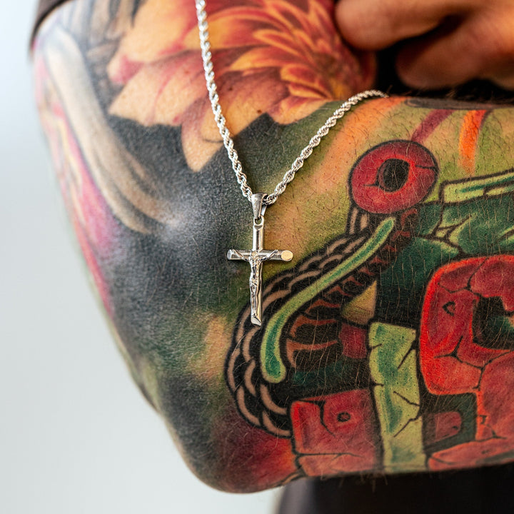 Maskulint korshalsband, stilren design i silver eller guld, uttrycker tro och personlig stil.