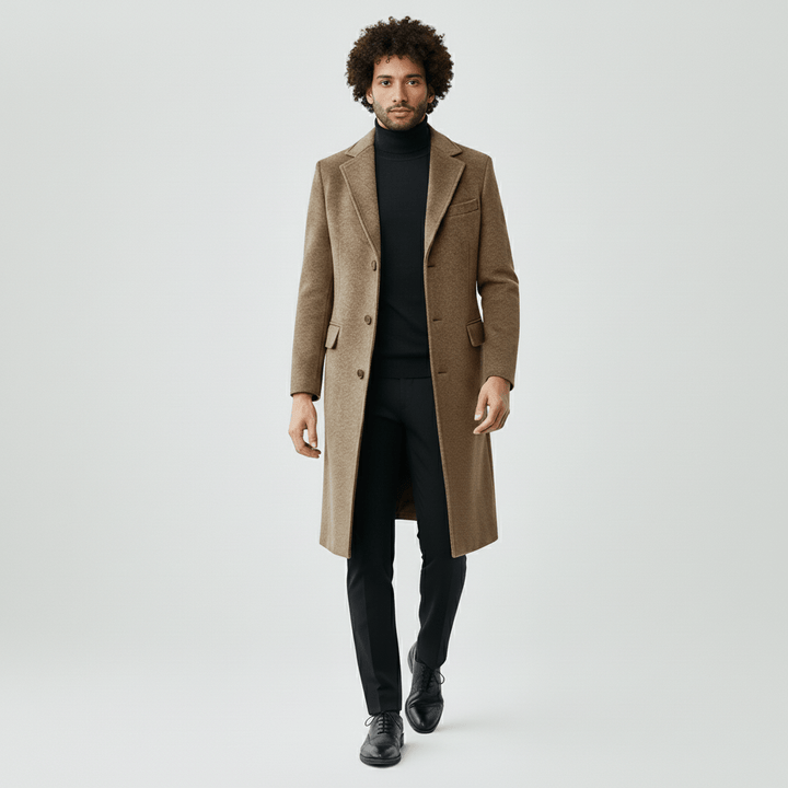 Stilren långkappa för män, svart med knappslå. Elegant ytterrock för formell & casual höststil.