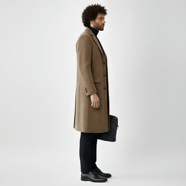 Klassisk herr ytterrock, modell Phoenix, med elegant knappslå. Moderiktig vinterjacka för män.