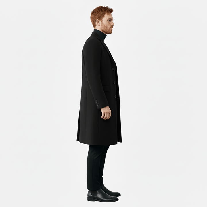 Modeinriktad lång herrkappa "Phoenix" med praktisk knappslå. Elegant ytterplagg för alla tillfällen.