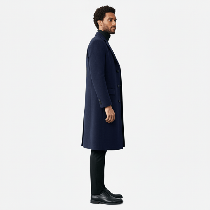 Trendig herrkappa med knappslå och lång, elegant design. En modern vinterjacka för stilmedvetna.