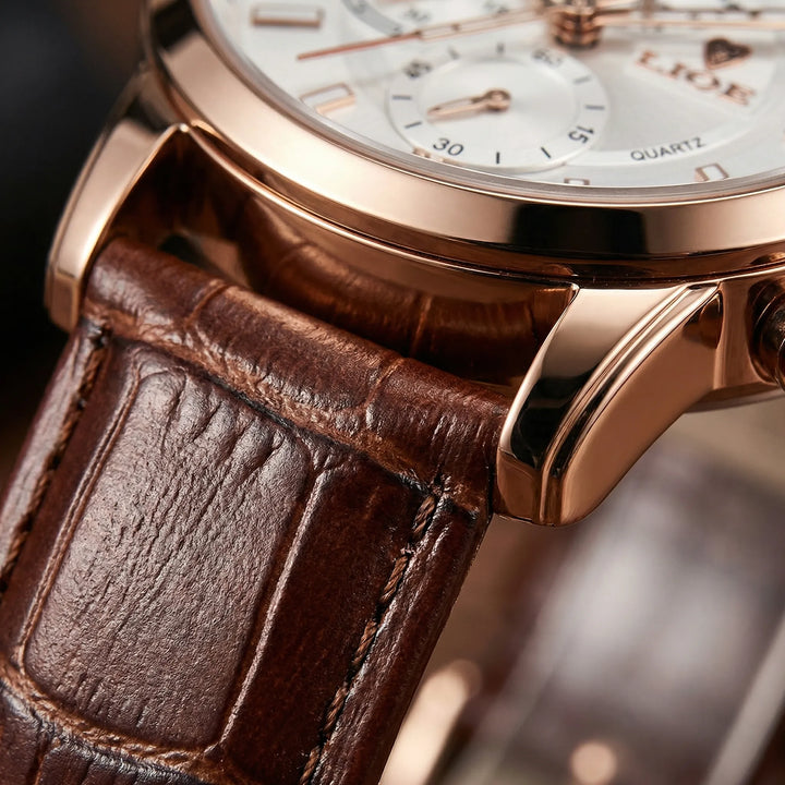 Tidlös design: Herrklocka i kronografstil. Elegant accessoar med precision för varje tillfälle.