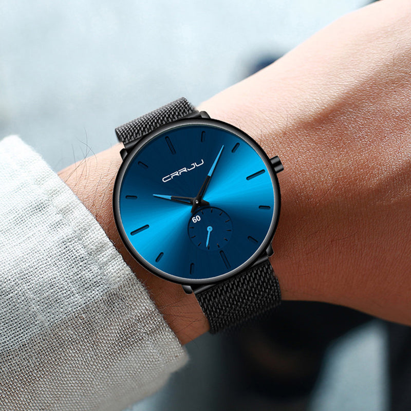 "Elegant herrklocka i rostfritt stål, frontvy. Vattentät design, reptåligt glas, lämplig för alla tillfällen."