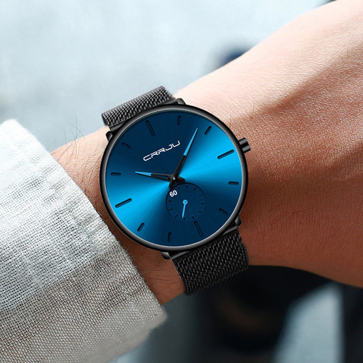 "Elegant herrklocka i rostfritt stål, frontvy. Vattentät design, reptåligt glas, lämplig för alla tillfällen."