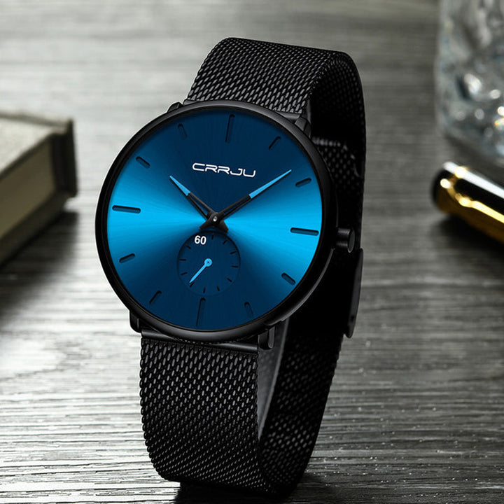 "Elegant herrklocka i rostfritt stål, frontvy. Vattentät design, reptåligt glas, lämplig för alla tillfällen."