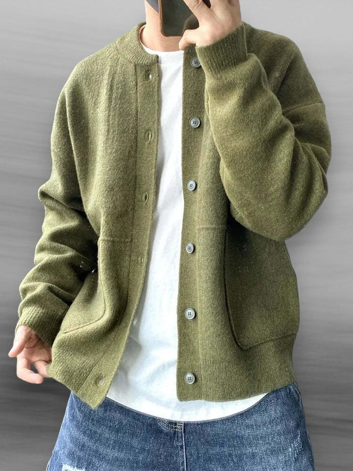 Vardagselegant herrkofta Nate i stickat material med knappar, för en bekväm och stilren look.