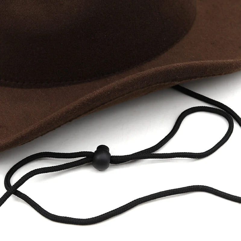 "Elegant herrläderhatt med justerbart spänne i stilren design, perfekt för den modeintresserade mannen"