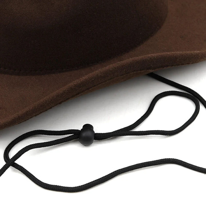 "Elegant herrläderhatt med justerbart spänne i stilren design, perfekt för den modeintresserade mannen"