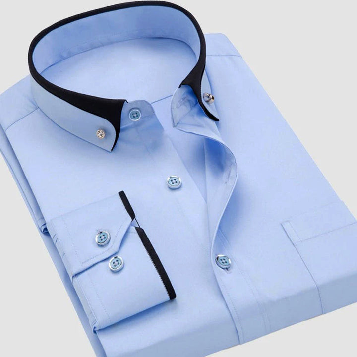 Detaljbild av herrskjortans kontrastkrage och eleganta knappar. En formell och stilren skjorta för män.