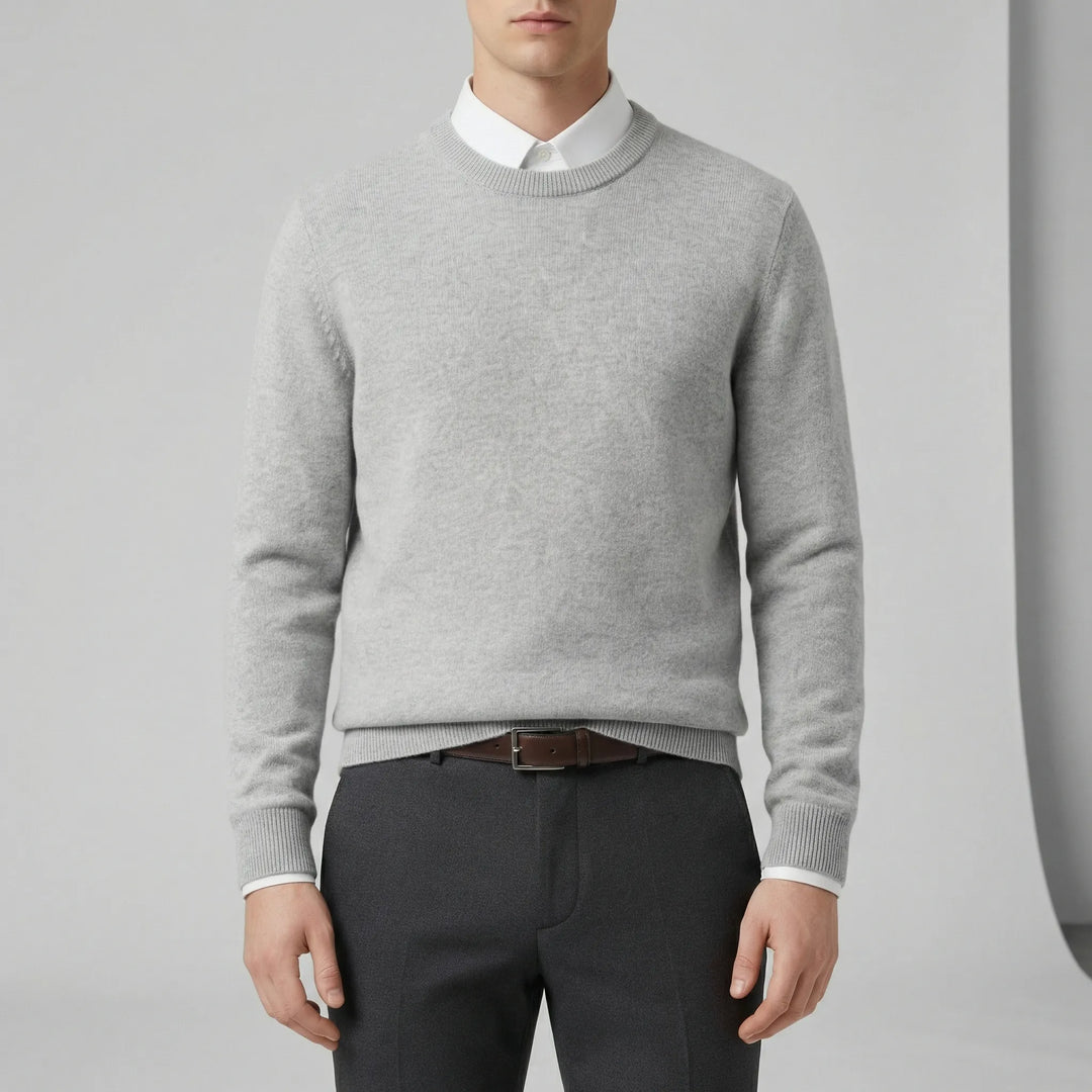 Bekväm stickad rundhalsad herrtröja. Mjukt basplagg för en avslappnad men elegant vardagsstil.