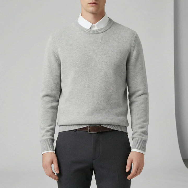 Bekväm stickad rundhalsad herrtröja. Mjukt basplagg för en avslappnad men elegant vardagsstil.