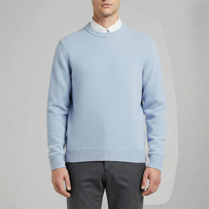 Baksidan av en klassisk rundhalsad herrtröja. Mjuk, stickad och bekväm för elegant vardagsstil.