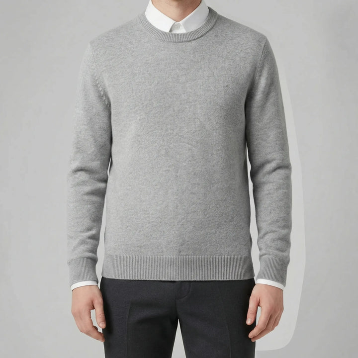 Herrarnas eleganta rundhalsade tröja. Stickad i mjukt material för en bekväm och modern vardagslook.