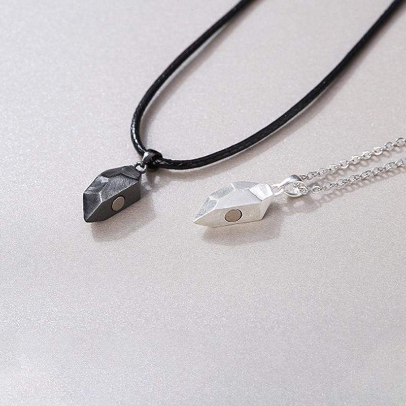 "Elegant hjärtformat halsband i legering, silver och svart kedja, perfekt för par, visar kärleken med stil."