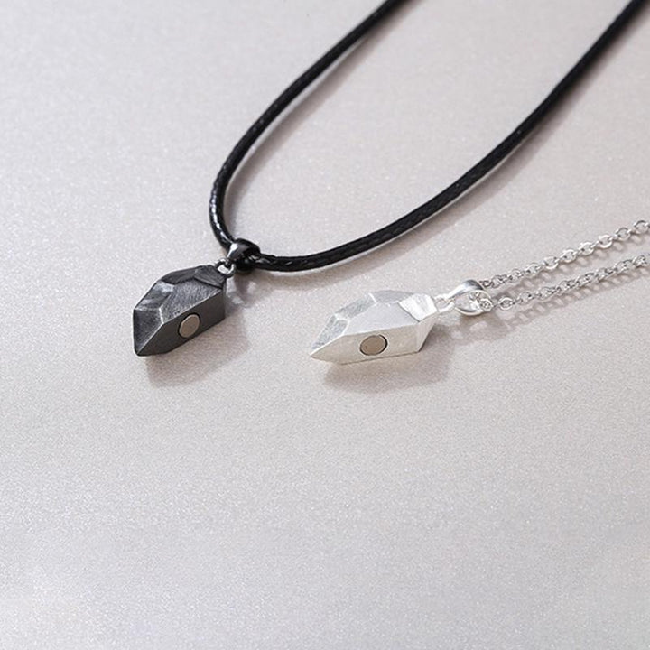 "Elegant hjärtformat halsband i legering, silver och svart kedja, perfekt för par, visar kärleken med stil."