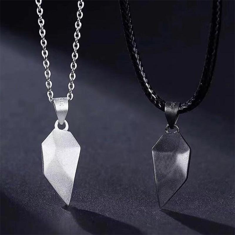 "Elegant hjärtformat halsband i legering, silver och svart kedja, perfekt för par, visar kärleken med stil."