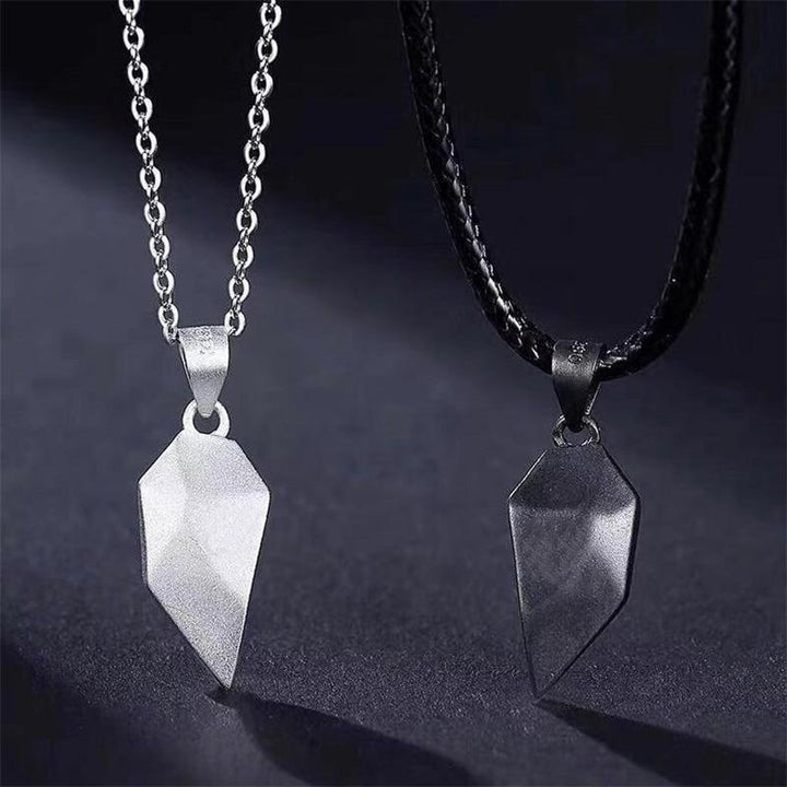 "Elegant hjärtformat halsband i legering, silver och svart kedja, perfekt för par, visar kärleken med stil."