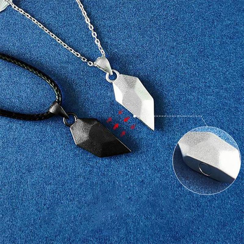 "Elegant hjärtformat halsband i legering, silver och svart kedja, perfekt för par, visar kärleken med stil."