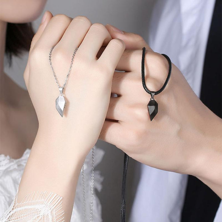"Elegant hjärtformat halsband i legering, silver och svart kedja, perfekt för par, visar kärleken med stil."