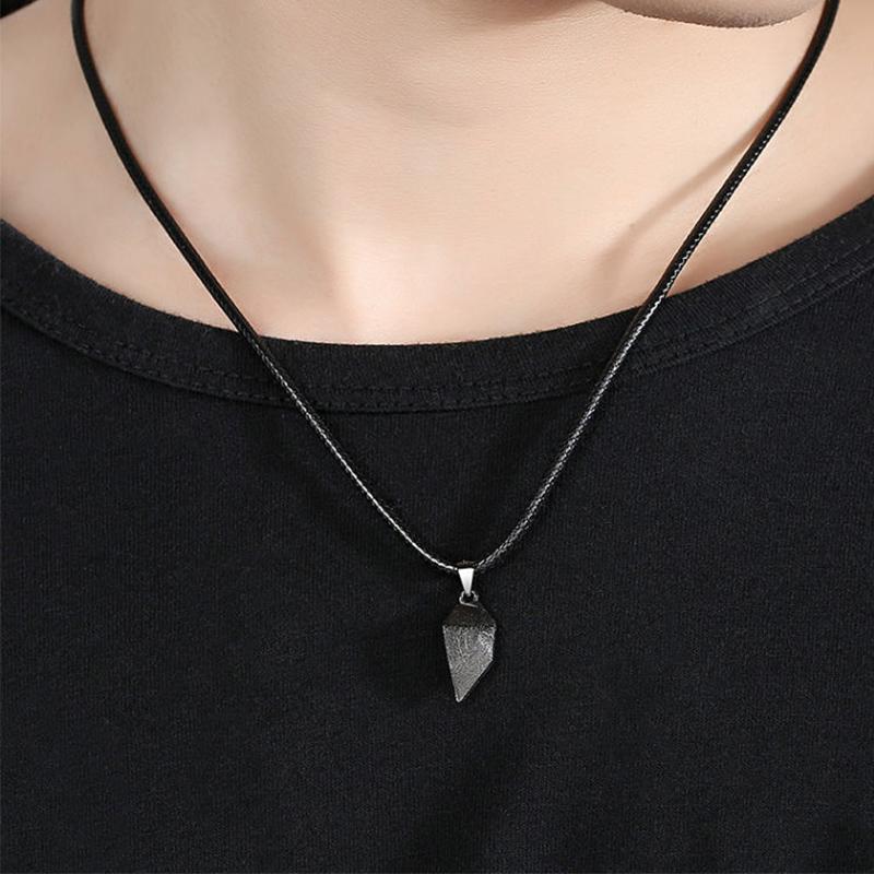 "Elegant hjärtformat halsband i legering, silver och svart kedja, perfekt för par, visar kärleken med stil."