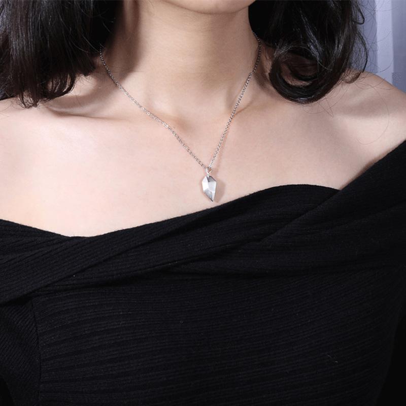"Elegant hjärtformat halsband i legering, silver och svart kedja, perfekt för par, visar kärleken med stil."