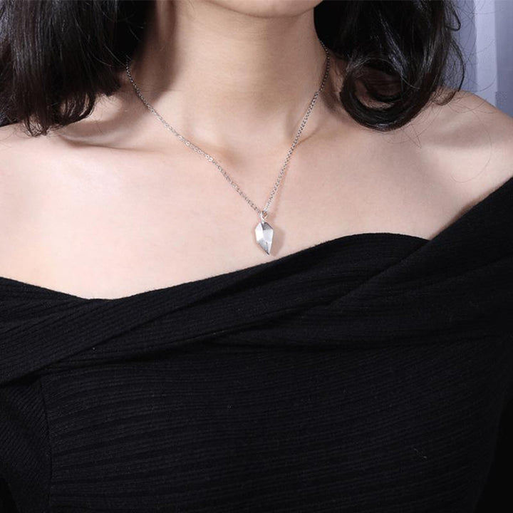 "Elegant hjärtformat halsband i legering, silver och svart kedja, perfekt för par, visar kärleken med stil."