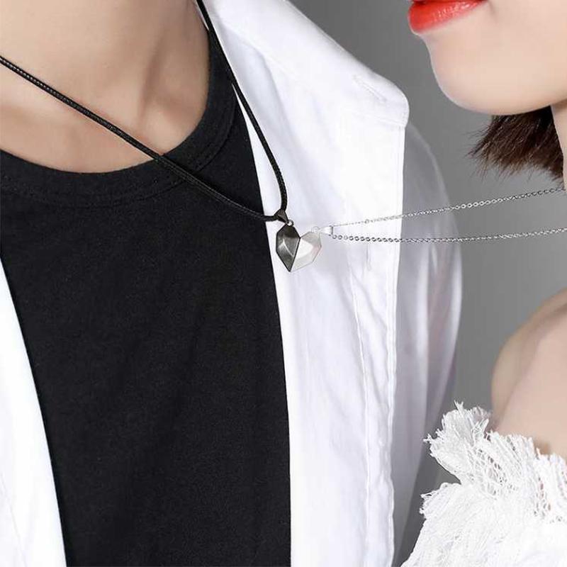 "Elegant hjärtformat halsband i legering, silver och svart kedja, perfekt för par, visar kärleken med stil."
