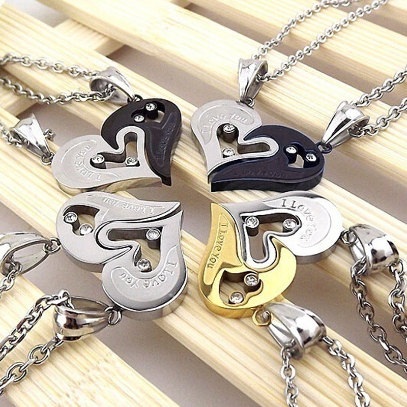 "Elegant hjärtformat silverhalsband med zirkonia för par, perfekt kärleksgåva med stilrena detaljer och gravering."