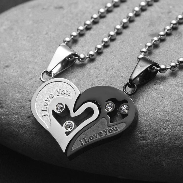 "Elegant hjärtformat silverhalsband med zirkonia för par, perfekt kärleksgåva med stilrena detaljer och gravering."