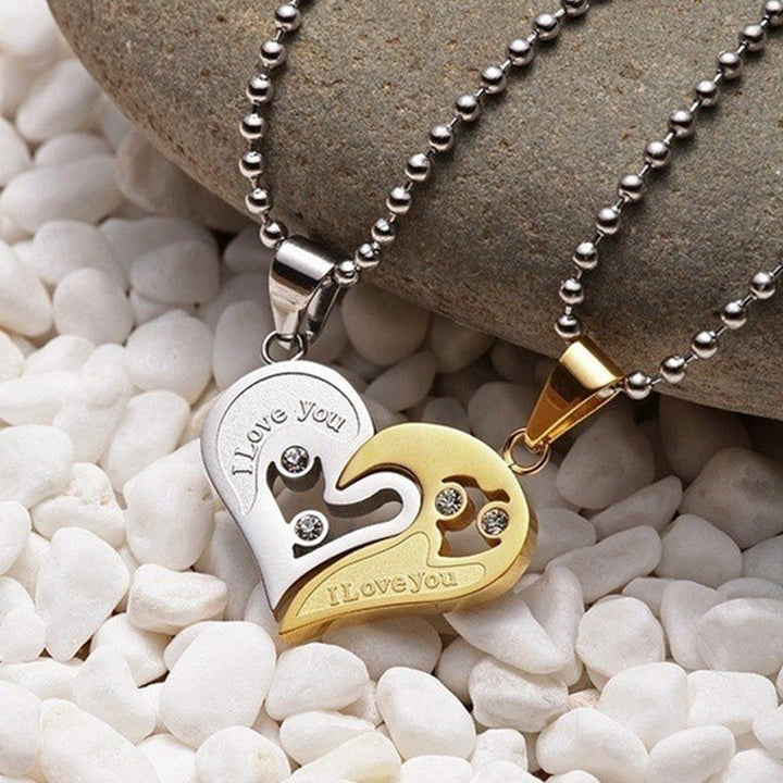 "Elegant hjärtformat silverhalsband med zirkonia för par, perfekt kärleksgåva med stilrena detaljer och gravering."