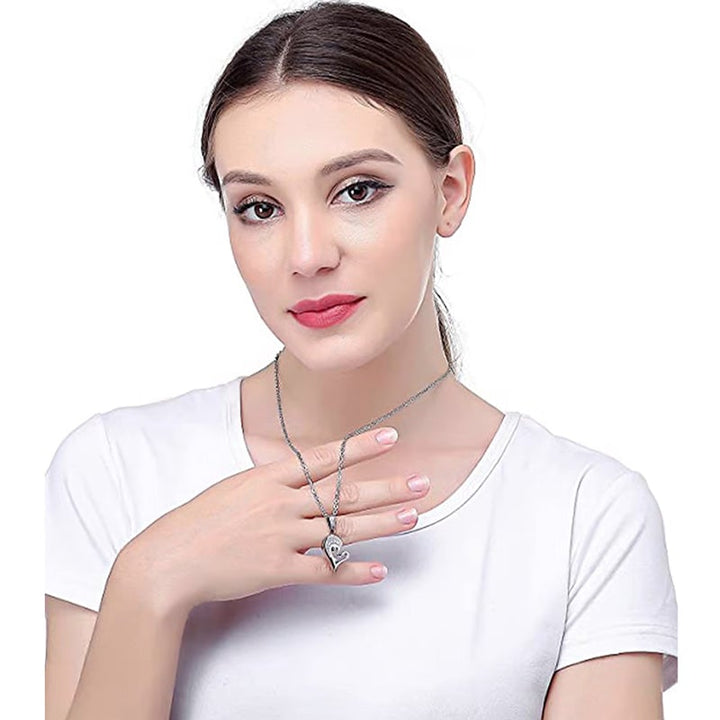 "Elegant hjärtformat silverhalsband med zirkonia för par, perfekt kärleksgåva med stilrena detaljer och gravering."