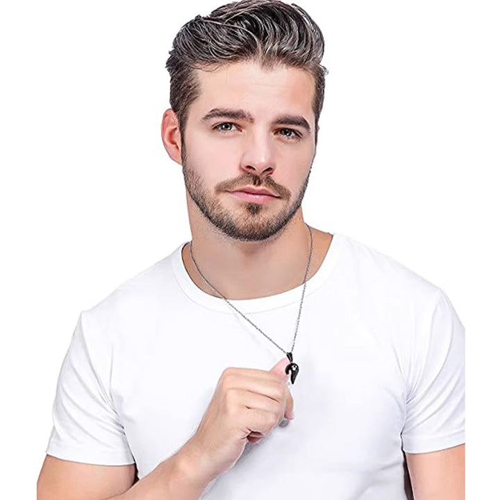 "Elegant hjärtformat silverhalsband med zirkonia för par, perfekt kärleksgåva med stilrena detaljer och gravering."