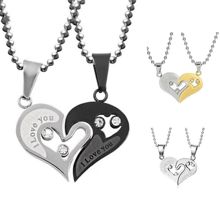 "Elegant hjärtformat silverhalsband med zirkonia för par, perfekt kärleksgåva med stilrena detaljer och gravering."