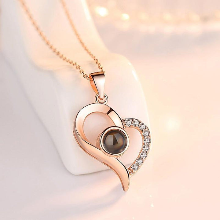 "Elegant hjärthalsband för kvinnor med glänsande Cubic Zirconia och projiceringslins, perfekt för romantiska gester."