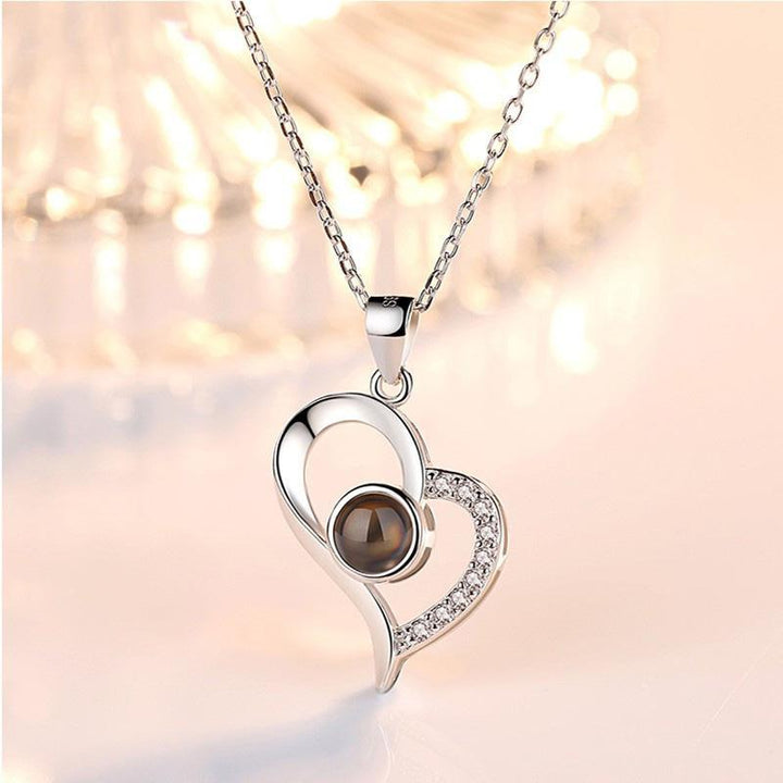 "Elegant hjärthalsband för kvinnor med glänsande Cubic Zirconia och projiceringslins, perfekt för romantiska gester."