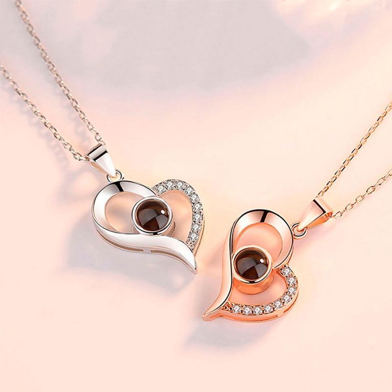 "Elegant hjärthalsband för kvinnor med glänsande Cubic Zirconia och projiceringslins, perfekt för romantiska gester."