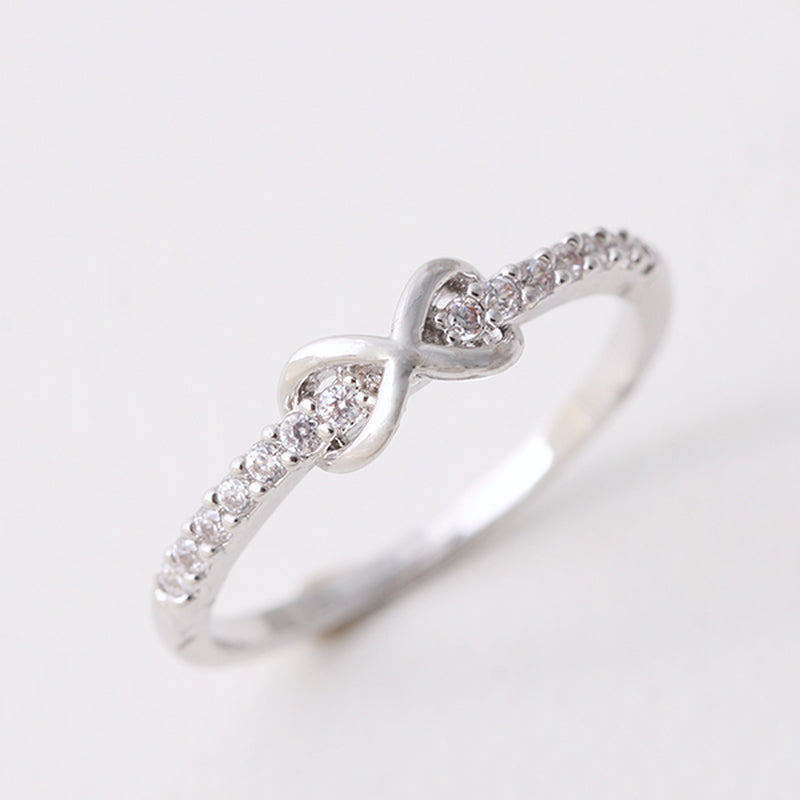 "Elegant infinityring för damer, symboliserar evig kärlek med oändlig knut, tillgänglig i rosa guld, silver, guld."