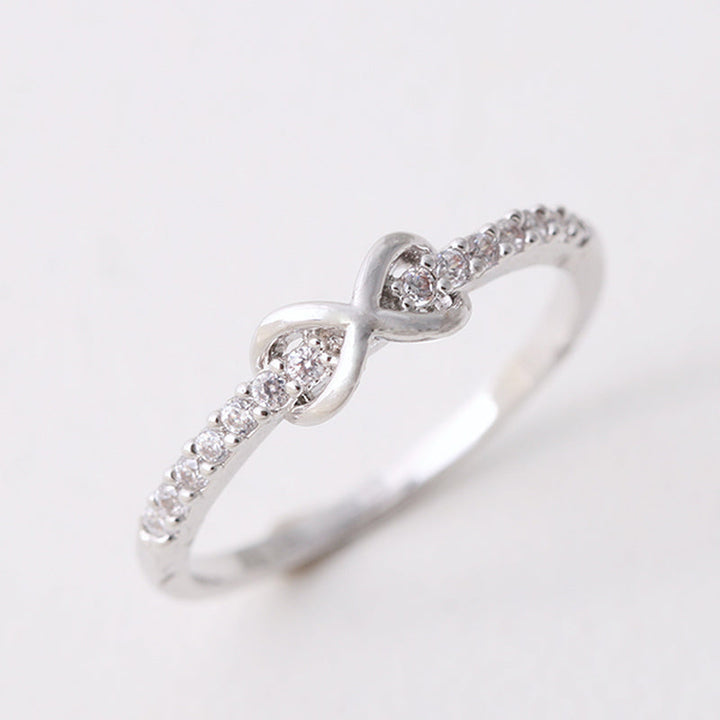 "Elegant infinityring för damer, symboliserar evig kärlek med oändlig knut, tillgänglig i rosa guld, silver, guld."