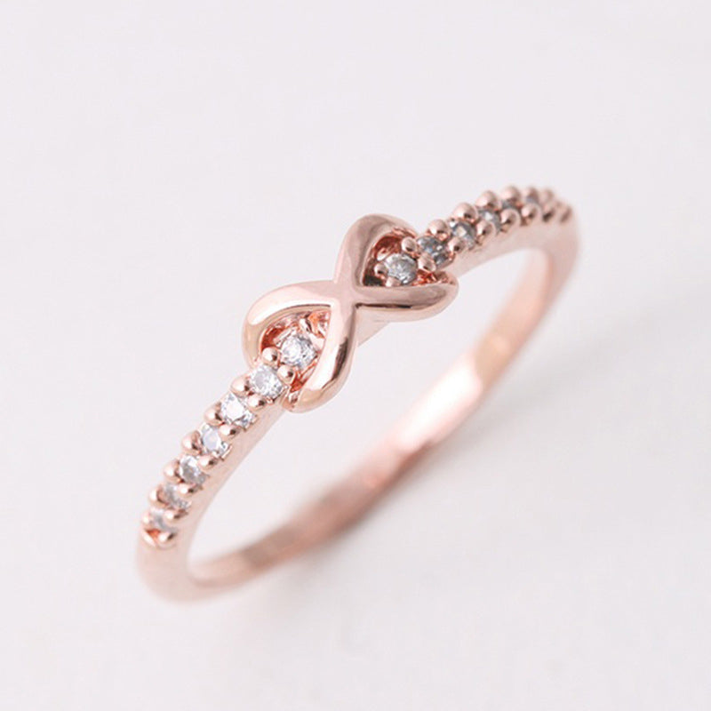 "Elegant infinityring för damer, symboliserar evig kärlek med oändlig knut, tillgänglig i rosa guld, silver, guld."