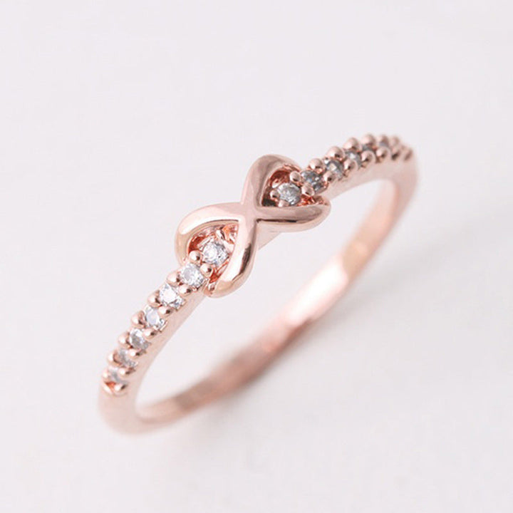 "Elegant infinityring för damer, symboliserar evig kärlek med oändlig knut, tillgänglig i rosa guld, silver, guld."