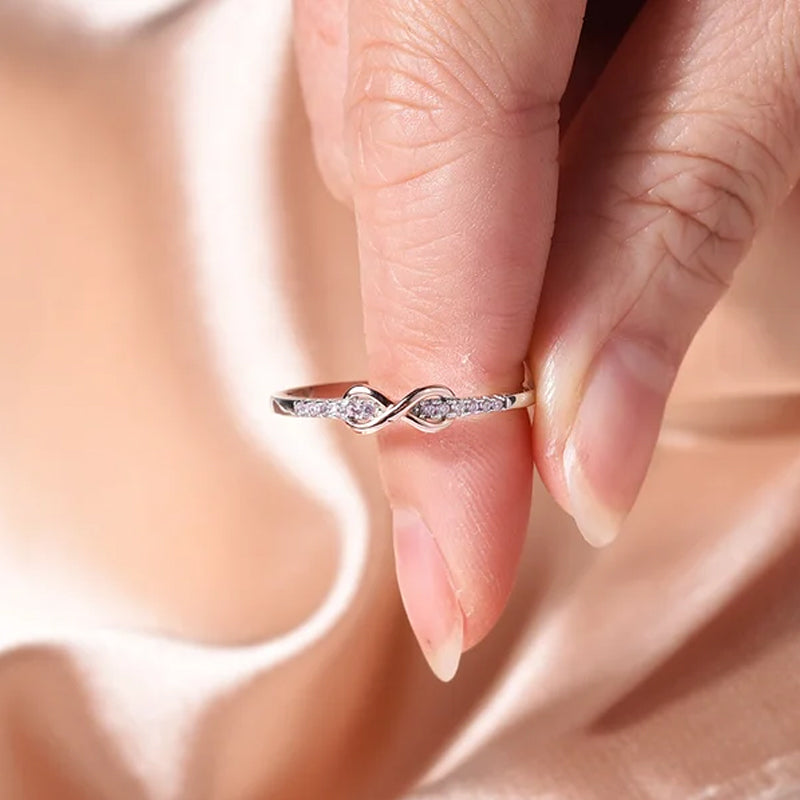 "Elegant infinityring för damer, symboliserar evig kärlek med oändlig knut, tillgänglig i rosa guld, silver, guld."