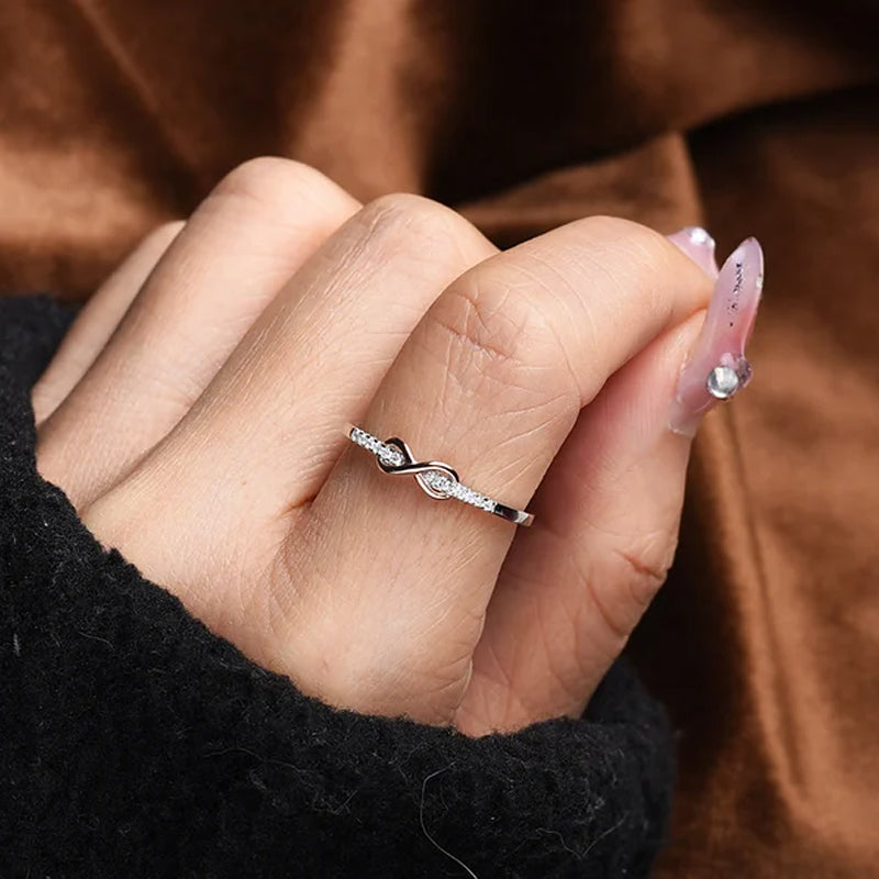 "Elegant infinityring för damer, symboliserar evig kärlek med oändlig knut, tillgänglig i rosa guld, silver, guld."