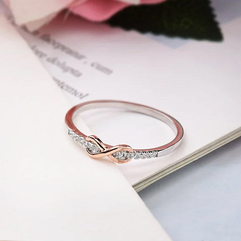 "Elegant infinityring för damer, symboliserar evig kärlek med oändlig knut, tillgänglig i rosa guld, silver, guld."