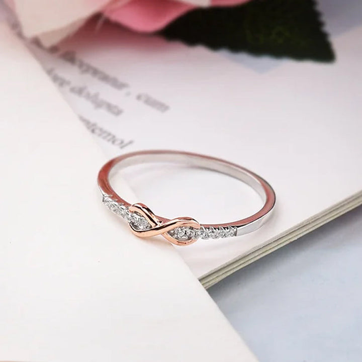 "Elegant infinityring för damer, symboliserar evig kärlek med oändlig knut, tillgänglig i rosa guld, silver, guld."