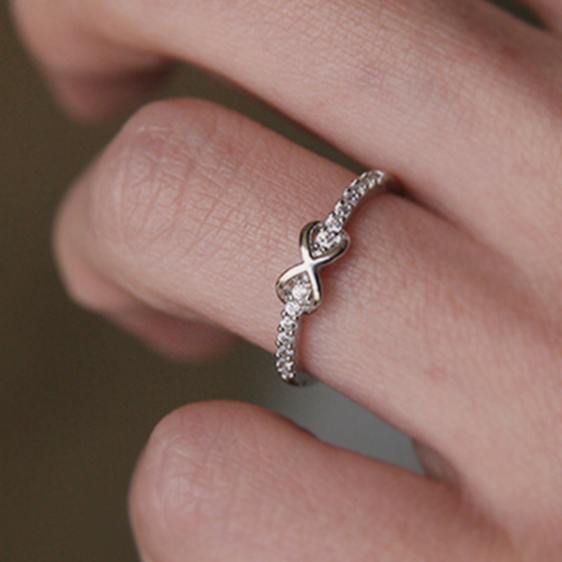 "Elegant infinityring för damer, symboliserar evig kärlek med oändlig knut, tillgänglig i rosa guld, silver, guld."