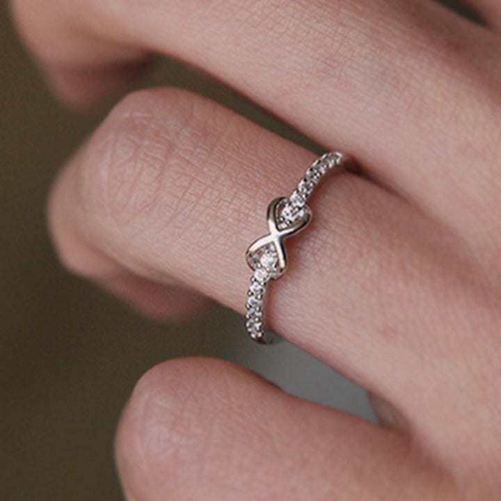 "Elegant infinityring för damer, symboliserar evig kärlek med oändlig knut, tillgänglig i rosa guld, silver, guld."